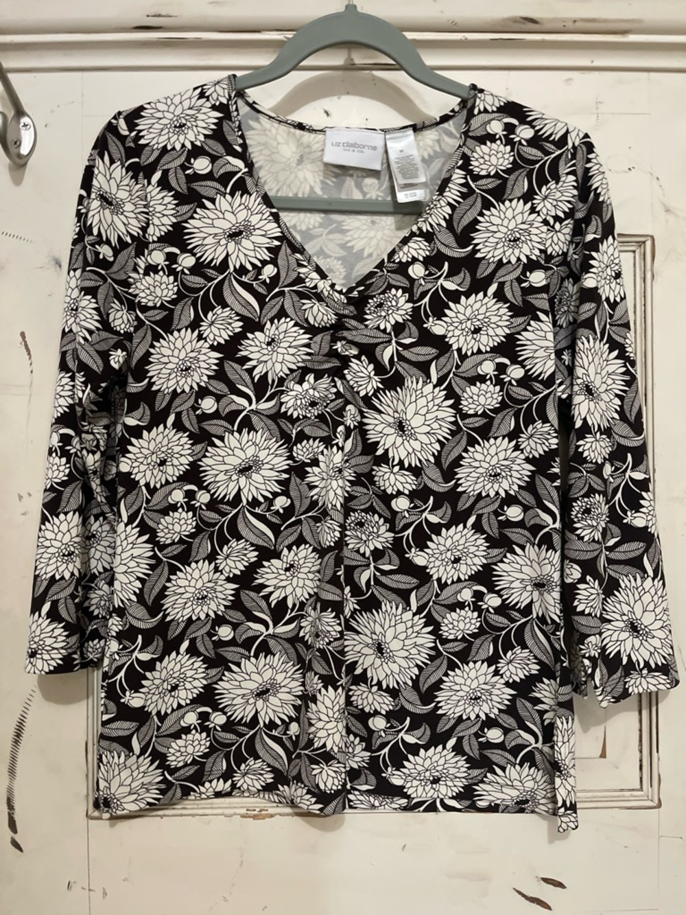 Liz Claiborne Black and White Floral V-Neck Blouse Like New Size M